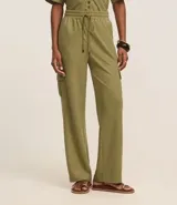 Pantalón pijama de malla orly color azul marino, con cintura elástica, lazo ajustable y bolsillos cargo laterales.