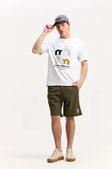 Remera blanca de manga corta y cuello redondo, confeccionada en algodón, con estampa frontal geométrica y tipográfica multicolor.