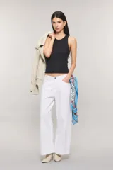 Musculosa slim de ribb de viscosa color marrón, con cuello redondo, sin mangas y bordado sutil en el delantero.