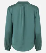 Blusa de manga larga color verde oscuro con acabado satinado y escote en V con solapa ancha.