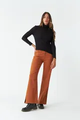 Pantalón de gabardina negro, de tiro medio y corte recto cropped.