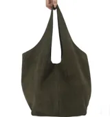 Bolso plateado tipo boho realizado en napa softy texturada, con asa doble reforzada para llevar al hombro y bolsillo interior.