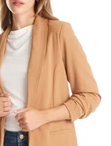 Blazer de crepe Dictionary, con cuello solapa, abertura frontal y mangas tres cuartos con detalle fruncido. Cuenta con bolsillos delanteros y forro interno.