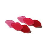 Aros colgantes con tres piezas de acrílico de diferentes tonos de rosa.