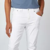 Jean de corte slim en color blanco, con diseño clásico de cinco bolsillos, cierre frontal con botón y cremallera.
