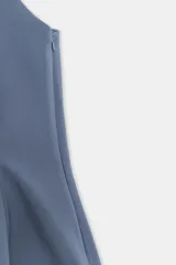 Top negro de escote redondo con tirantes muy finos y bajo acabado en peplum.