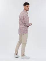 Camisa de hombre Tommy Hilfiger de manga larga, con cuello abotonado, cierre con botones y diseño de cuadros pequeños en tonos rojo y blanco.