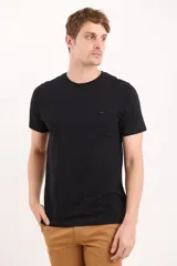 Remera de hombre color terracota, de manga corta y cuello redondo, con un pequeño logo bordado en el pecho.