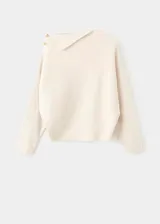 Jersey de punto color beige, con cuello asimétrico y detalle de botones efecto joya en el hombro, de manga larga y diseño recto.