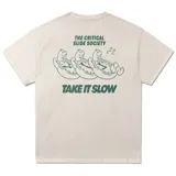 Remera blanca de manga corta, con cuello redondo y diseño gráfico estampado en el pecho con texto en color verde.