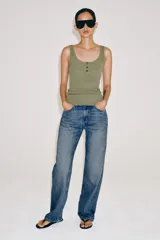 Musculosa de canalé color verde militar, con escote redondo y cierre frontal parcial con tres botones.