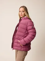 Campera acolchada de corte recto y cuello alto, con cierre frontal completo y bolsillos laterales. Diseño ligero y funcional, ideal para media estación.