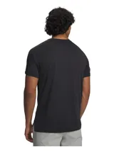 Remera deportiva de manga corta Under Armour modelo Velociti Reflct SS, de color negro con sutil patrón de líneas horizontales texturizadas. Cuenta con cuello redondo y el logotipo reflectante de la marca en el pecho.