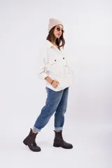 Sobrecamisa de pana color crudo, con corte oversize, bolsillos frontales con solapa y cierre de botones.