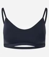Top deportivo Get Over en poliamida color negro, con tirantes finos, escote en V y copas removibles.