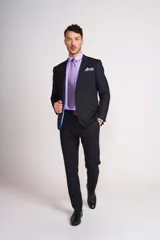 Ambo de corte slim compuesto por saco de dos botones con solapa clásica y pantalón de vestir a juego. El conjunto presenta un diseño sobrio y elegante, ideal para eventos formales.