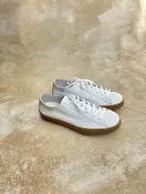 Championes de cuero blanco con suela de goma color caramelo y detalle en el talón en tono beige claro.