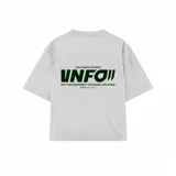 Remera blanca de corte oversize con estampado gráfico en la espalda en color verde que incluye el texto 'VNFO' y frases descriptivas.