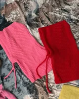 Balaclava de tejido de punto en color verde claro, con diseño envolvente que cubre la cabeza y el cuello.