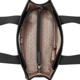Cartera tipo tote Guess modelo Jackie, de color negro con textura saffiano y asas de cinta estampada con texto "Guess Los Angeles". Cuenta con un bolsillo frontal exterior y aplique metálico triangular con el logo de la marca.