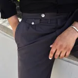 Pantalón de vestir azul marino con pinzas, corte slim fit, bolsillos laterales y traseros.