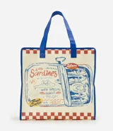 Bolsa de compras amplia de formato rectangular, confeccionada en material plástico resistente. Presenta un diseño a cuadros en tonos blanco y rojo, con asas dobles reforzadas y ribetes en color azul. Cuenta con una gran ilustración frontal estilo ilustración de lata de sardinas y detalles de texto.