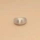Anillo de plata 925 con acabado satinado y diseño de banda ancha en la parte superior.
