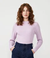 Blusa de punto color lila con cuello alto y manga larga, de diseño entallado con textura de punto diferenciado.