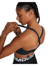 Top deportivo Under Armour Infinity Mid 2.0 de sujeción media, color negro. Presenta almohadillas moldeadas, paneles laterales de malla para ventilación, banda elástica inferior y tirantes ajustables convertibles.