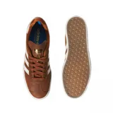 Championes Adidas modelo Gazelle ADV, color marrón con las icónicas tres tiras laterales en blanco y suela de goma blanca. Presentan un diseño clásico de perfil bajo con cierre de cordones.