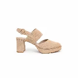 Zapatos Chérie modelo Onea de gamuza color avena, con plataforma delantera, taco ancho y tira ajustable en el talón con hebilla redonda forrada.
