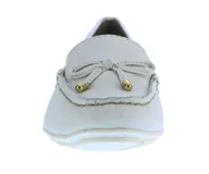 Mocasines de cuero color celeste, con detalle de lazo decorativo y herrajes dorados en el empeine. Presenta costuras visibles y etiqueta de la marca en el lateral.
