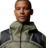 Campera impermeable Columbia modelo Whistler Peak Shell Outdry, de color verde militar con inserciones negras en hombros y codos. Cuenta con capucha ajustable, cierre frontal y bolsillos con cremalleras selladas, y tecnología OutDry Extreme.