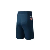 Short de básquet negro de corte regular fit, confeccionado en poliéster liviano con textura de malla. Presenta cintura elástica con cordón ajustable y el logo del equipo Chicago Bulls bordado en la pierna izquierda.