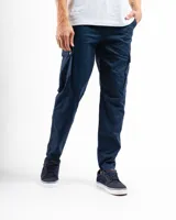 Pantalón cargo negro de corte slim, confeccionado en gabardina con bolsillos laterales con tapa y cierre de botón metálico.