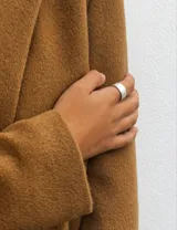 Anillo de resina con acabado perlado y diseño minimalista de banda ancha.