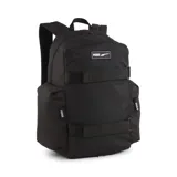 Mochila Puma Deck negra con logo blanco estampado. Tiene dos correas frontales ajustables con hebilla, un bolsillo lateral con logo Puma y un compartimento principal con cierre.