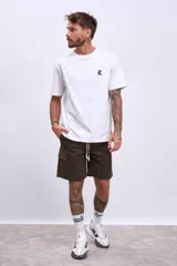 Remera blanca de algodón con cuello redondo y logo bordado pequeño en el pecho.