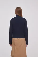 Buzo azul marino con cierre frontal, cuello alto y dos líneas horizontales blancas en el pecho.