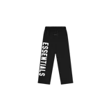 Pantalón de jogging negro Fear of God Essentials, de corte recto y holgado, con cintura elástica con cordón ajustable y el logotipo 'ESSENTIALS' impreso verticalmente en la pierna derecha.