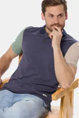 Remera polo piqué combinada con mangas en colores contrastantes.