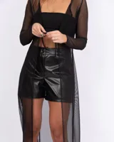 Kimono largo de tul negro con mangas largas.