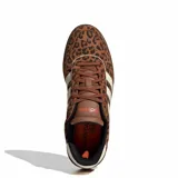Championes urbanos Adidas Breaknet Sleek con estampado animal print de leopardo. Presentan las icónicas tres tiras laterales en color crema, suela de goma marrón y detalles en negro en el interior del cuello.