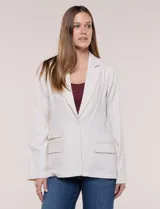 Blazer de lino y algodón color beige con diseño de rayas diplomáticas blancas, solapa clásica, cierre de un botón frontal y bolsillos laterales con solapa.