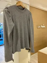 Remera gris de morley de algodón, manga larga con detalle fruncido en el hombro.