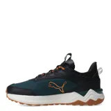 Championes de trail running Puma Extend Lite, con diseño en tonos verde oscuro y negro, detalles en naranja y suela de goma color caramelo. Presentan una estructura robusta con malla transpirable, refuerzos sintéticos y entresuela de amortiguación.