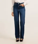 Pantalón de jean azul de corte recto, tiro alto y trabillas laterales en la cintura.