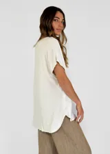 Blusa marrón de viscosa con escote en V y mangas cortas.