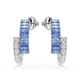 Caravanas de aro Matrix con diseño de tallas mixtas, elaboradas con baño de rodio y decoradas con circonitas transparentes y azules en cortes redondos y baguette.