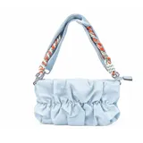 Cartera bandolera celeste con diseño fruncido y correa ancha decorada con trenzado colorido de cuerdas.